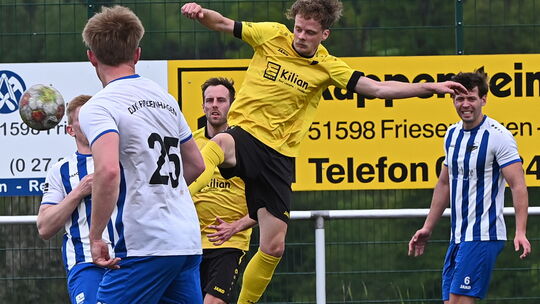 Die Sportfreunde Daaden (in Gelb) mussten sich bei der DJK Friesenhagen (in Blau-Weiß) mit 1:2 geschlagen geben.