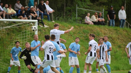 Der 3:3-Ausgleich für die Spvgg Nahbollenbach. Marius Kraft bezwingt nach einer Ecke Blau-Weiss-Torhüter Bengt Nicolay per Kopf.