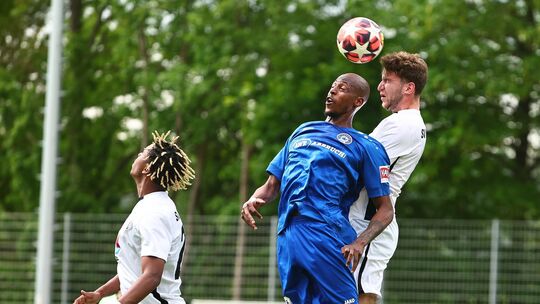 Cosmos-Stürmer Kelvin Lunga (in Blau, hier im Zweikampf gegen Gonsenheims Maurice Neukirch) traf in der 89. Minute zum 2:1-Sieg