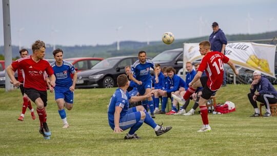 Die SG Vorderhunsrück (in Blau) und die SG Hausbay-Pfalzfeld/Bickenbach/Braunshorn trennten sich in Dommershausen 0:0. Hausbay v