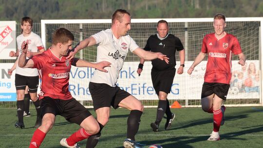 Die FSG Vordereifel Kirchwald (weiße Trikots) gewann das Spitzenspiel in Wanderath gegen die SG Ahrtal Hönningen mit 1:0 und ver
