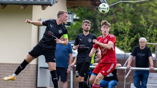 Leon Frenger (rotes Trikot) und sein FC Schmittweiler hatten das Nachsehen gegen den zweifachen Torschützen Niklas Alles (links)