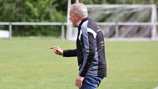 Trainer Dirk Hannapel trat Spekulationen entgegen, dass seine Zeit bei der SG Herschbach im Falle des Abstiegs endet.
