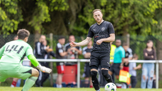 Das 3:0 fü den VfR Baumholder ist unterwegs. Danny Lutz legt quer, und Lucas (nicht im Bild) wird die Kugel gleich im Kasten vom
