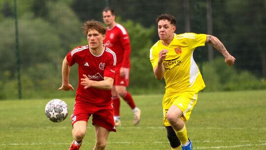Laubachs Lucas Christof (in Rot) hatte die große Chance zum 2:0, aber vergab sie - und Kirchberg um Kevin Engelmann war danach b