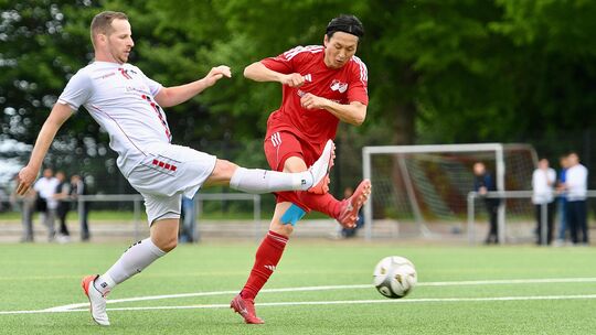 Kosovas spielender Co-Trainer Leutrim Husaj (links) konnte das 0:2 durch Hundsangens Masaya Omotezako nicht verhindern. Am Ende