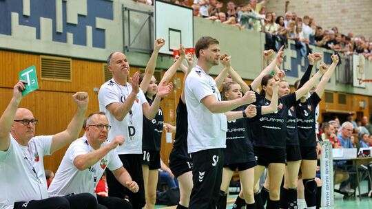 Riesenjubel bei der HSG Kastellaun/Simmern um Trainer Sasa Puljizovic (Mitte): Die B-Mädchen spielen ab der kommenden Saison in
