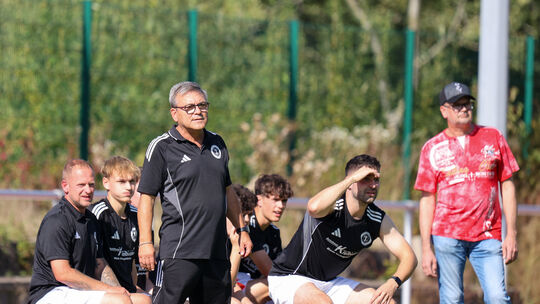 Trainer Michael Rodenbusch (vorne) und sein Co-Trainer Tim Oberländer haben es geschafft. Sie haben den SC Idar-Oberstein II in