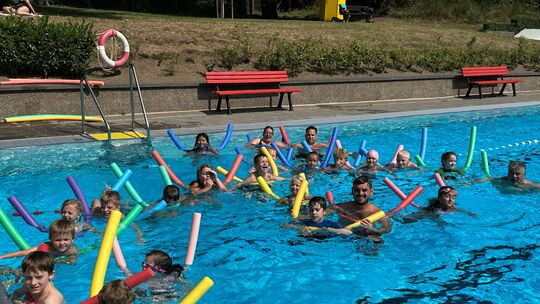 In der neuen Saison werden im Mendiger Vulkanbad auch wieder Schwimmkurse für Kinder (145 Euro) angeboten.