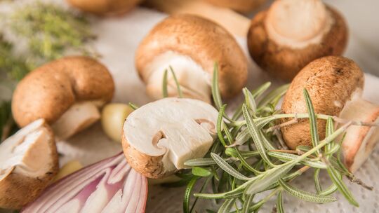 Champignons mit Schalotten und Kräutern Champignons mit Schalotten und Kräutern