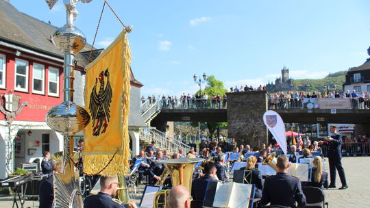 So kann es aussehen, wenn die Bundeswehr auf dem Endertplatz in Cochem feiert: Das Luftwaffenmusikkorps Münster spielt Ende Apri