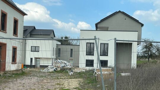Das ehemalige Hofgut in Merzkirchen-Südlingen bleibt vorerst eine Baustelle, die Firma ist insolvent.