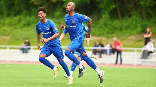 Der FC Cosmos Koblenz um (von links) Jeremy Mekoma und Kelvin Lunga schlug zuletzt den SV Gonsenheim mit 2:1 und hat gute Chance