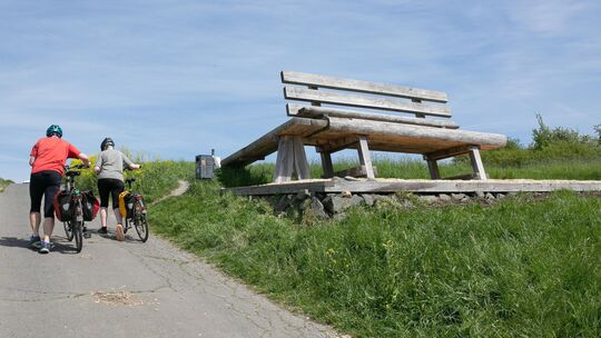 Das ist ein Hingucker: die XXL-Bank bei Kottenheim. Der neue Radweg Vulkanschleife Basalt führt dort vorbei. Wer die Bank erklim