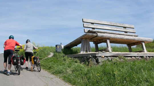 Das ist ein Hingucker: die XXL-Bank bei Kottenheim. Der neue Radweg Vulkanschleife Basalt führt dort vorbei.
