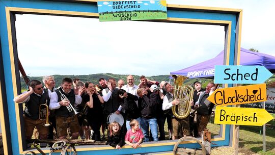 Beim Gruppenfoto im Vorfeld waren neben den Organisatoren auch die Musiker der Rahmser Böhmischen mächtig gut drauf und für jede
