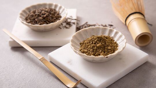 Hojicha Tee als ganzes Blatt und als Pulver