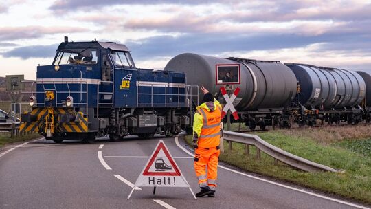 Die Bahnübergänge wie hier bei Langenlonsheim bilden einen der Knackpunkte, wenn es um die zugelassene Geschwindigkeit der Hunsr
