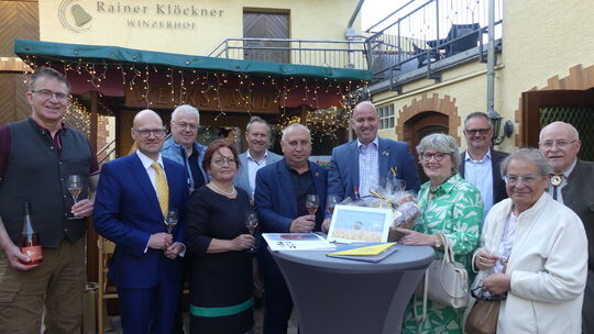 Im Weingut von Rainer Klöckner (links) traf der von Michael Cyfka begleitete Serhij Solomacha (5. und 6. von rechts) mit Fraktio