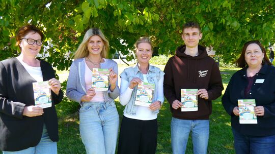 Neben den Auszubildenden Pauline Ucar (2. von links), Sonja Bartenbach (Mitte) und Noah Kensy freuen sich auch die Direktorin de