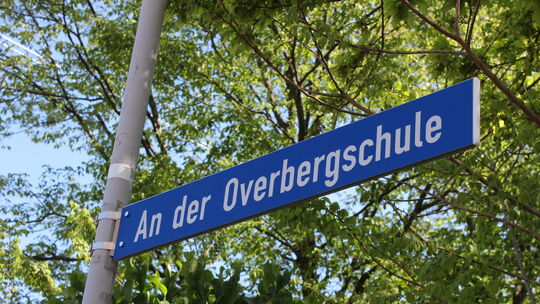 Der Straßenname "An der Overbergschule" zeigt, dass auf der Schulerweiterungsfläche in der Koblenzer Goldgrube schon einmal eine