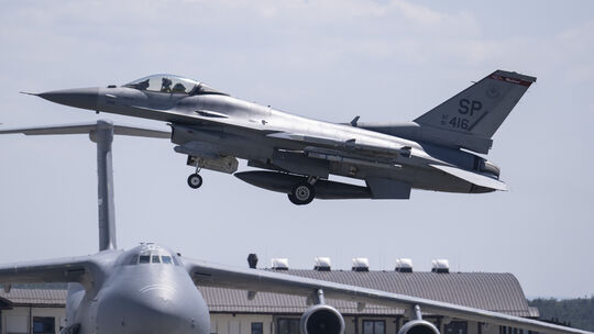 Ein Kampfflugzeug vom Typ F-16 der US Air Force startet von der US-Air Base Spangdahlem: 5000 Militärangehörige und 800 zivile B