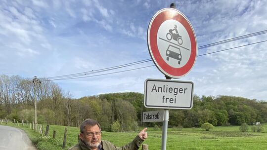 Ortsbürgermeister Helmut Rötzel appelliert an die Verkehrsteilnehmer das Verkehrszeichen 260 „Anlieger frei“ in der Talstraße zu