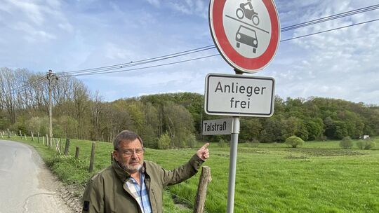 Ortsbürgermeister Helmut Rötzel appelliert an die Verkehrsteilnehmer das Verkehrszeichen 260 „Anlieger frei“ in der Talstraße zu