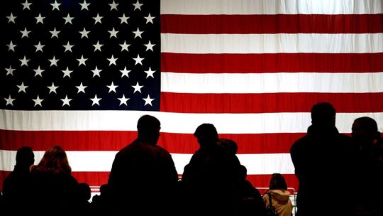 Menschen vor US-Flagge