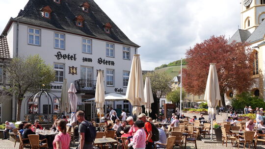Einer der meistbesuchten Anlaufpunkte, nämlich das „Sternchen" auf dem Ahrweiler Marktplatz, bietet eine umfangreiche Karte.