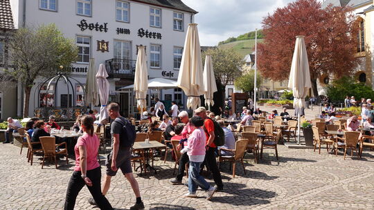 Einer der meistbesuchten Anlaufpunkte, nämlich das „Sternchen" auf dem Ahrweiler Marktplatz, bietet eine umfangreiche Karte.