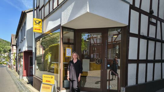 Die Postangestellte Julia Cumak freut sich, dass die Postfiliale in der Oberbreisiger Hauptstraße 25 so gut angenommen wird.