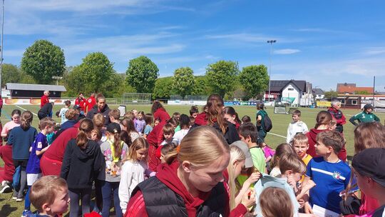 Viel Zeit für Fragen und Geschichten, aber auch zum Fußballspielen: Die U17-Nationalspielerinnen waren zu Besuch bei den Schüler