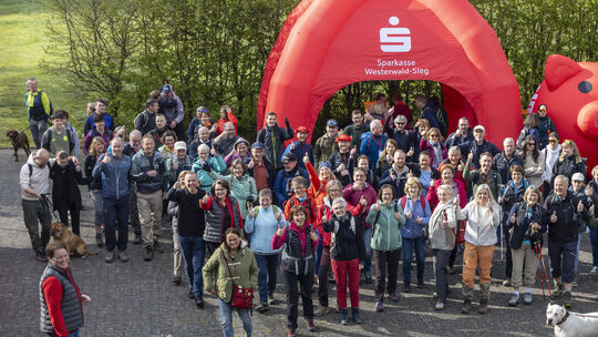 Die Spendenwanderung lockte Hunderte ins Wanderdorf Limbach.
