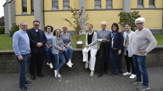 Vor der katholischen Kirche in Asbach-Limbach ist Mitte März eine Purpurbuche gepflanzt worden – ein Zeichen der Solidarität mit