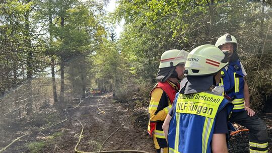 Auch aus der Grafschaft im Kreis Ahrweiler waren Wehrleute angerückt, um den Flächenbrand bei Friesenhagen zu bekämpfen.