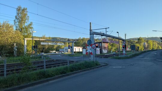 Der Bahnübergang in Mudersbach soll weg. Dazu überlegt der Ortsgemeinderat den Bau einer Umgehungsstraße. Doch vorerst muss die