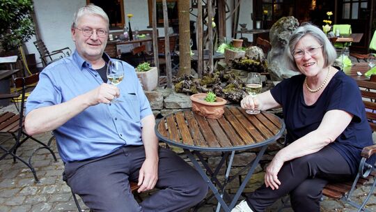 Maria und Albrecht Gietzen aus Hatzenport erhalten den Kulturpreis "Burgener Rebstock". In ihrem Winzerhof bietet das Ehepaar se