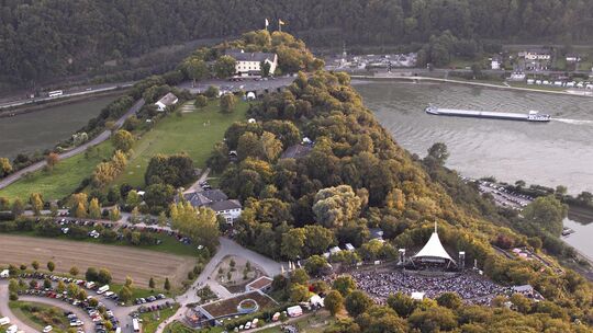 Tausende Musikfans kommen regelmäßig zu Konzerten auf den Loreleyfelsen, viele mit ihrem eigenen Pkw. Doch Verhandlungen über de Tausende Musikfans kommen regelmäßig zu Konzerten auf den Loreleyfelsen, viele mit ihrem eigenen Pkw. Doch Verhandlungen über de