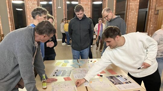 An drei moderierten Thementischen diskutierten die Workshop-Teilnehmer unter anderem über die Verkehrsführung in der Katzenelnbo