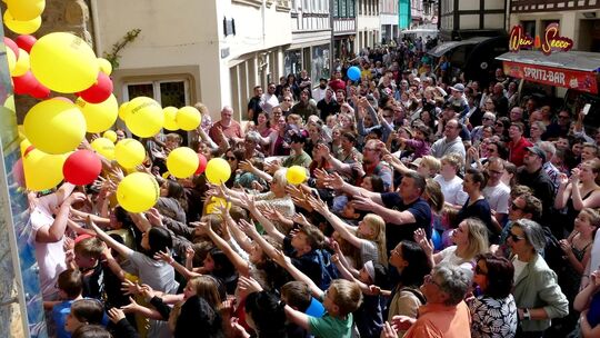 Ein kräftiger Windstoß in genau diesem Augenblick, als das Ballonnetz geöffnet wurde, wehte die meisten der roten und gelben Bal