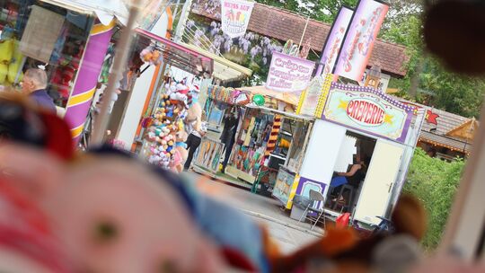 Auf der Rüdesheimer Kirmes hat ein Unbekannter am Samstag, 2. Mai, Reizgas versprüht und dabei 26 Menschen leicht verletzt. Nun