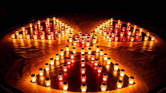 Zu einem Strahlenschutzsymbol angeordnete Kerzen an einer Gedenkstätte für die Feuerwehrleute und Arbeiter in Slawutytsch, die 1
