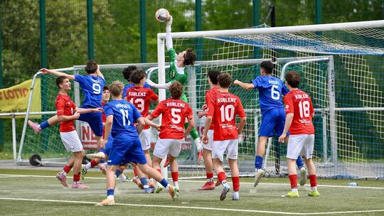 Der Ball wollte einfach nicht rein: Die Wirgeser B-Jugend (in Blau) musste sich dem direkten Konkurrenten Rot-Weiss Koblenz knap