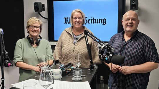 Kristine Bäder und René Harth haben in Folge drei von "Kork & Schrauber", dem Weinpodcast der Rhein-Zeitung, Julia Lübcke (Mitte