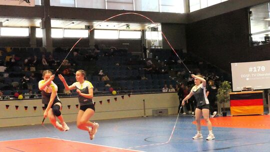 Deutsche Vize-Meisterinnen im "Double Dutch Single Freestyle" wurden (von links) Paulina Ackermann, Nelly Lorenz und Zoe Fuchs.