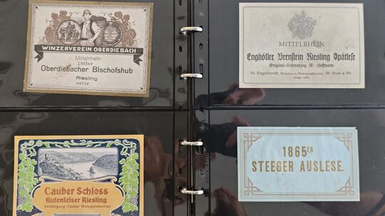 Blick in die Weinetikettensammlung von Stephan Euler. Blick in die Weinetikettensammlung von Stephan Euler.