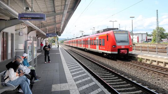 Mit einem Infomobil macht die Deutsche Bahn am 24. Juni am Bahnhof Neuwied halt, um Fahrgäste über die fünfmonatige Sanierung de