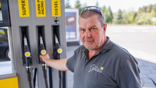 Michael Ruffen ist Instruktor am Fahrsicherheitszentrum des ADAC am Nürburgring. Im Eco-Training bringt er den Teilnehmern bei,
