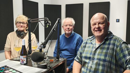 Kristine Bäder und René Harth haben in Folge sechs von "Kork & Schrauber", dem Weinpodcast der Rhein-Zeitung, Wolfgang Schäfer ( Kristine Bäder und René Harth haben in Folge sechs von "Kork & Schrauber", dem Weinpodcast der Rhein-Zeitung, Wolfgang Schäfer (